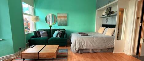 1 dormitorio, tabla de planchar con plancha, wifi y ropa de cama