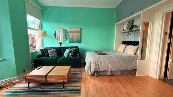 1 bedroom, iron/ironing board, WiFi, bed sheets - Large flat close to tube zone 2 (London)