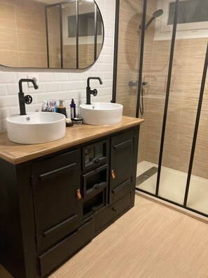 Een haardroger, handdoeken, toiletpapier