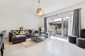 Smart TV - Bright & Airy 2BR | Family-Friendly w/ Pool & Gym (Dubai)