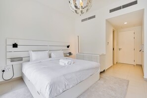 2 bedrooms, in-room safe, iron/ironing board, WiFi - Bright & Airy 2BR | Family-Friendly w/ Pool & Gym (Dubai)