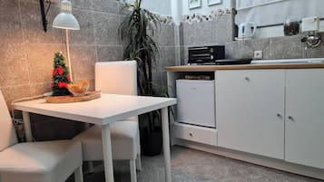 Room, 1 Bedroom, Accessible, Balcony | Dining