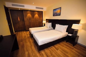 Appartement Deluxe, 2 chambres, cuisinette | Bureau, rideaux d’obscurcissement, literie fournie