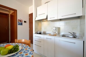 Refrigerador, microondas, parrilla de estufa y utensilios de cocina 