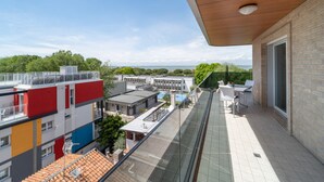 Un balcone con vista sulla città e sul mare.