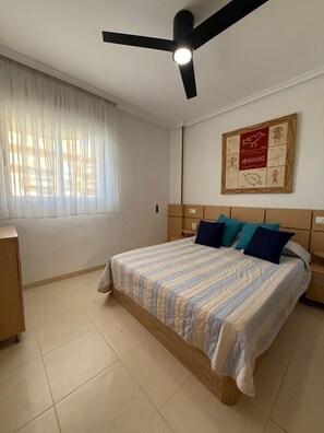 3 Schlafzimmer, Bügeleisen/Bügelbrett