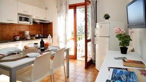 Coffee/tea maker, fridge, microwave, stovetop