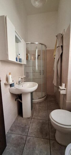 Séchoir à cheveux, bidet, serviettes fournies, savon