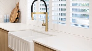 Shower, hair dryer, towels - Sandscapes Sanctuary - beautifully curated designer apartment close to the beach and Roebuck Bay (Broome)