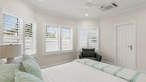1 bedroom, desk, travel cot, WiFi - Sandscapes Sanctuary - beautifully curated designer apartment close to the beach and Roebuck Bay (Broome)