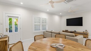 Dining - Sandscapes Sanctuary - beautifully curated designer apartment close to the beach and Roebuck Bay (Broome)