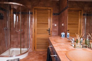 Standard Double Room, Garden View | Bathroom | Shower, towels, soap, shampoo