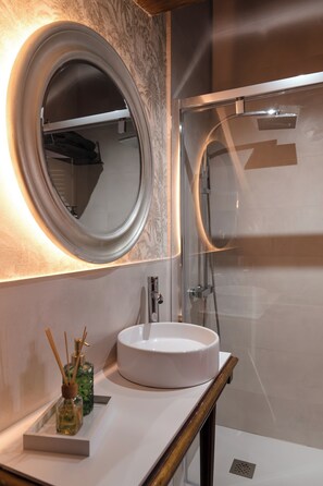 Standaard tweepersoonskamer, uitzicht op tuin | Badkamer | Een douche, handdoeken, zeep, shampoo