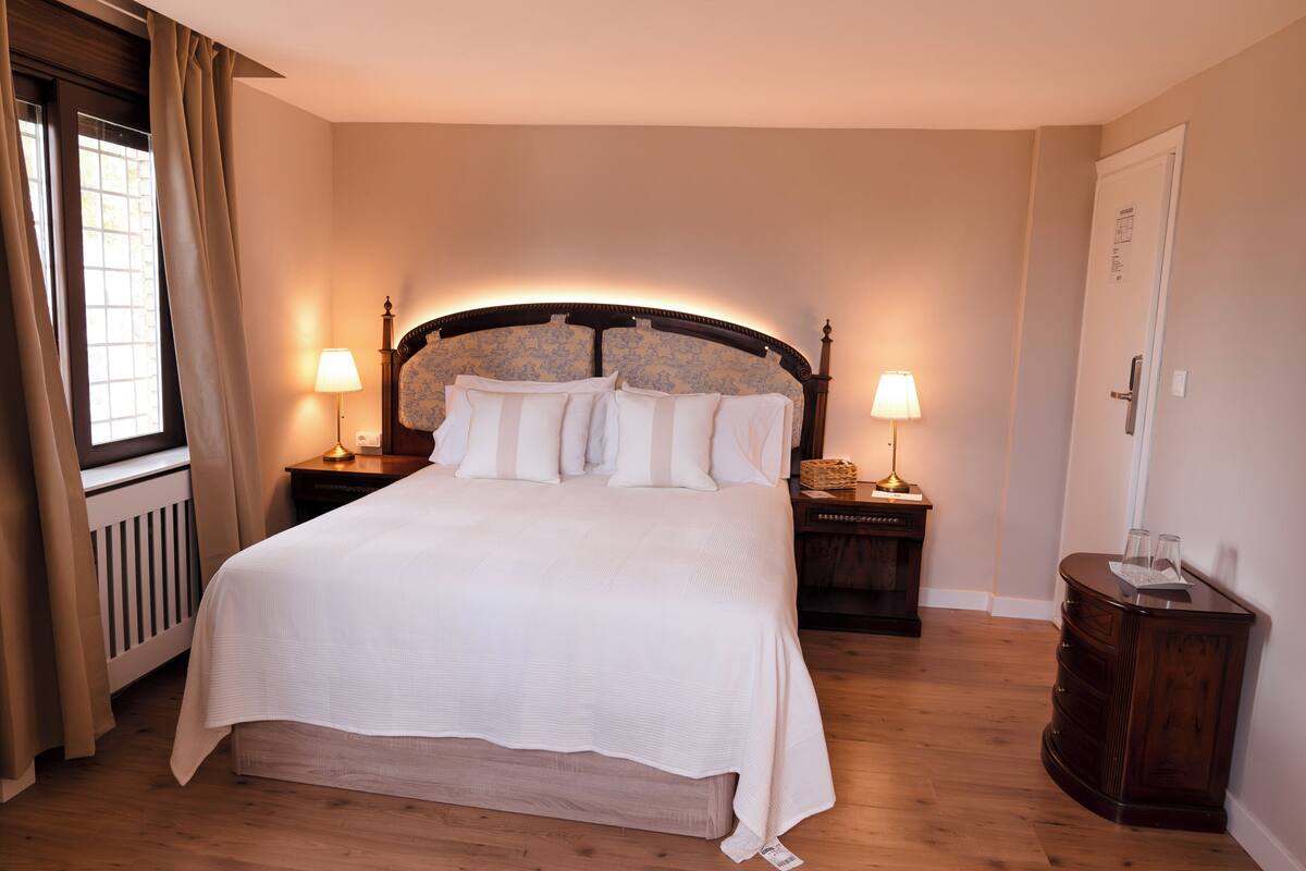 Standard Double Room, Garden View | Peralatan tempat tidur premium, gebar bulu kapas
