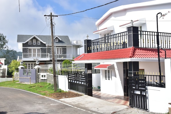 Front of property - Dasara Inn (Kodaikanal)