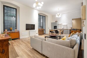 Apartemen | Area keluarga | Smart TV 43-inci dengan saluran TV digital