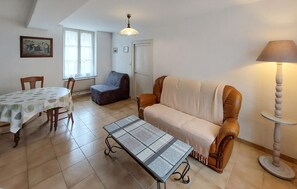 TV, fireplace - Awesome home in MONTLIARD with WiFi (MONTLIARD)