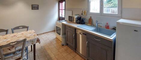 Réfrigérateur, un four, surface de cuisson, lave-vaisselle