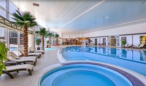 6 Innenpools, 2 Außenpools, Liegestühle, Rettungsschwimmer vor Ort