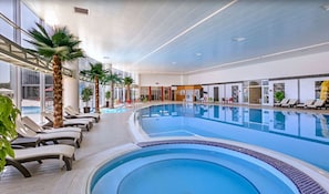 6 Innenpools, 2 Außenpools, Liegestühle, Rettungsschwimmer vor Ort