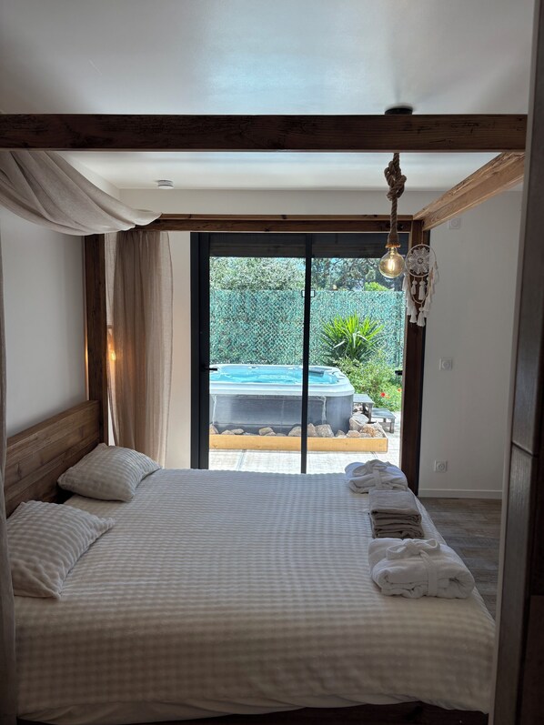 5 bedrooms, desk, free WiFi, bed sheets