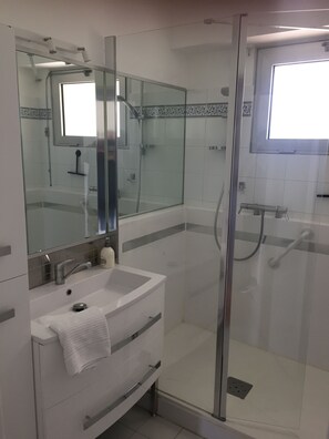 Dusche, Haartrockner, Handtücher, Seife