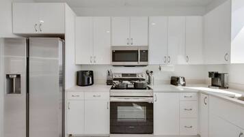 Een koelkast, een magnetron, een oven, een kookplaat