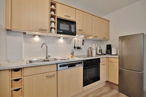 Kjøleskap, mikrobølgeovn, ovn og kokeplater