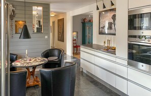 Réfrigérateur, four, lave-vaisselle, cafetière/bouilloire