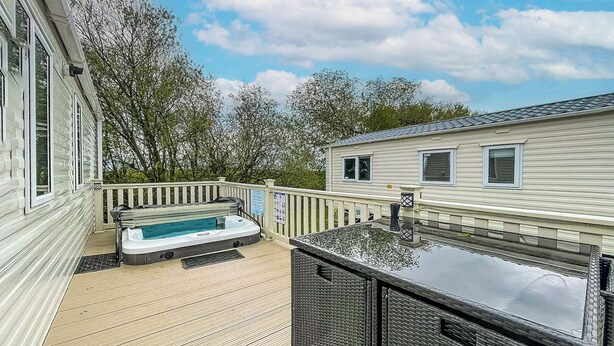 Outdoor spa tub - Vue Du Ciel - UK49027 (Tattershall)