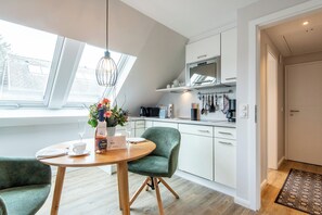 Kühlschrank, Mikrowelle, Herdplatte, Geschirrspüler