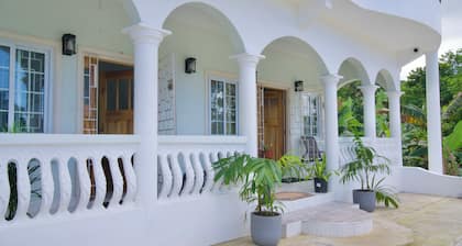 Charming 3-bedroom house in enchanting Fairy Hill with WiFi, AC