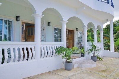 Charming 3-bedroom house in enchanting Fairy Hill with WiFi, AC