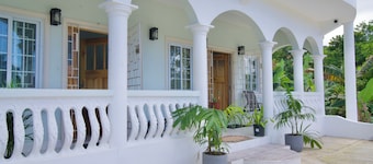 Charming 3-bedroom house in enchanting Fairy Hill with WiFi, AC