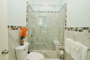 Regadera, toallas, papel de baño 