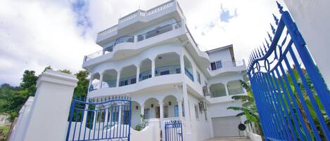 المنشأة من الخارج