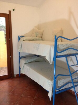 2 dormitorios, tabla de planchar con plancha, cuna de viaje y wifi