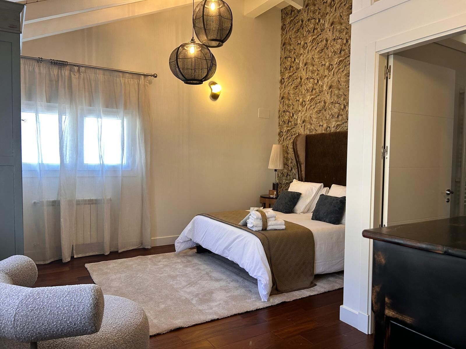 5 bedrooms, iron/ironing board, WiFi, bed sheets