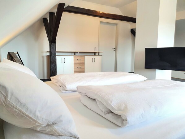 4 bedrooms, iron/ironing board, WiFi, bed sheets