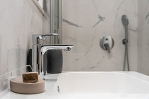 Dusche, Bidet, Handtücher, Seife