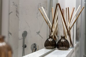 Regadera, bidet, toallas, jabón 