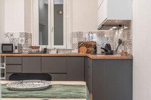 Kühlschrank, Mikrowelle, Herdplatte, Geschirrspüler