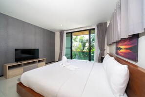 2 bedrooms, in-room safe, iron/ironing board, free WiFi