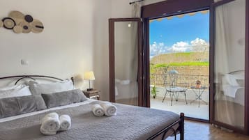 Estúdio clássico, sacada | Quartos à prova de som, ferros/tábuas de passar roupa, Wi-Fi de cortesia