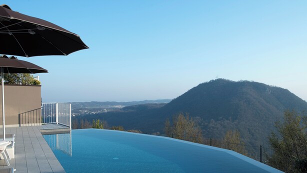 An infinity pool with a clear view of a mountain range. - La Cornice sul Garda - Acero - lake view and large terrace (Castello)