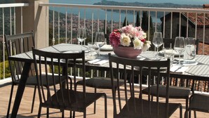 A table set for four with a view of a lake and mountains in the background. - La Cornice sul Garda - Acero - lake view and large terrace (Castello)