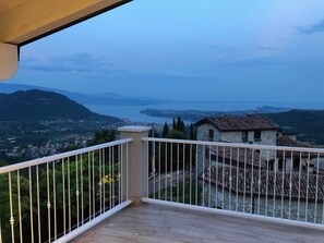 Property grounds - La Cornice sul Garda - Acero - lake view and large terrace (Castello)