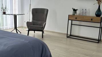 1 slaapkamer, een bureau, reisbedje, wifi