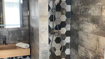 Een douche, een haardroger, handdoeken, zeep