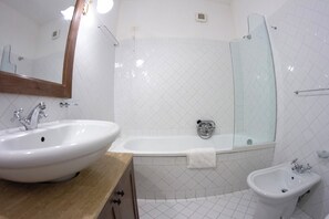 Bruser, hårtørrer, bidet, håndklæder